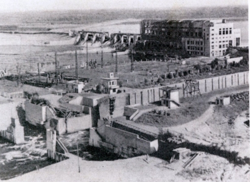  Разрушенная Нижне-Свирская ГЭС в 1944 году. Фото из книги «По ленинскому плану. К 50-летию Нижне-Свирской ГЭС»